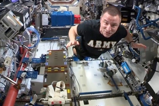 Astronauta da NASA realiza no espaço um teste de aptidão física de combate do Exército dos EUA