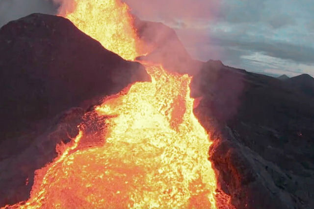 Drone se espatifa contra jatos de lava de um vulcão em erupção oferecendo um 'vista final épica' da cratera