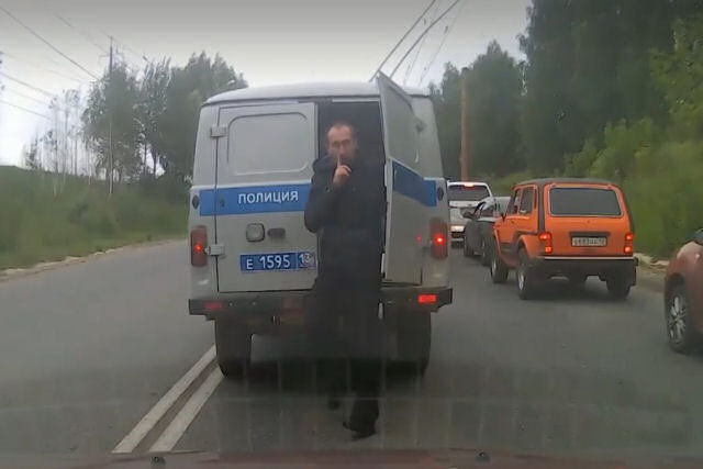 Russo tenta fugir de um carro da Polícia no meio de um engarrafamento
