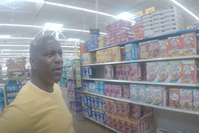 Homem saiu da prisão após 26 anos e tem uma experiência saudável na seção de cereais do Walmart
