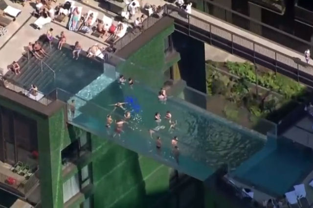 Inaguram em Londres uma piscina transparente suspensa a 35 metros