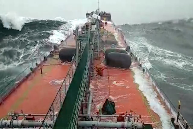 Ondas gigantes causam estragos em petroleiro russo