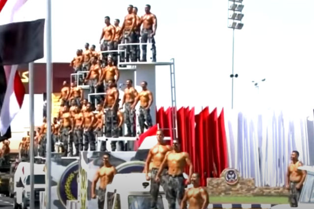 Apenas um desfile militar egípcio normal, mas a trilha sonora avacalhou tudo