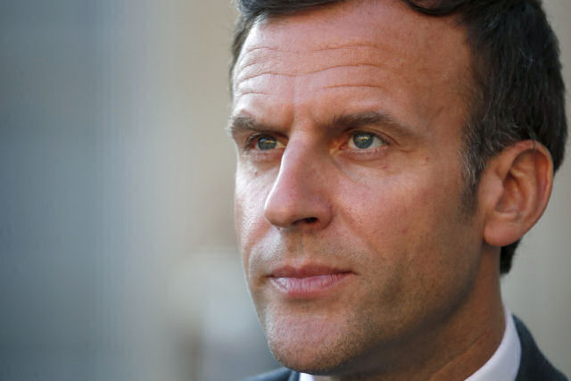 Homem dá um tapa no rosto do presidente Macron durante sua visita ao sudeste da França