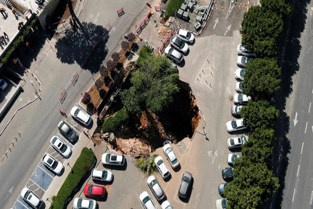 Estacionamento desaba e 'engole' vários carros em Jerusalém