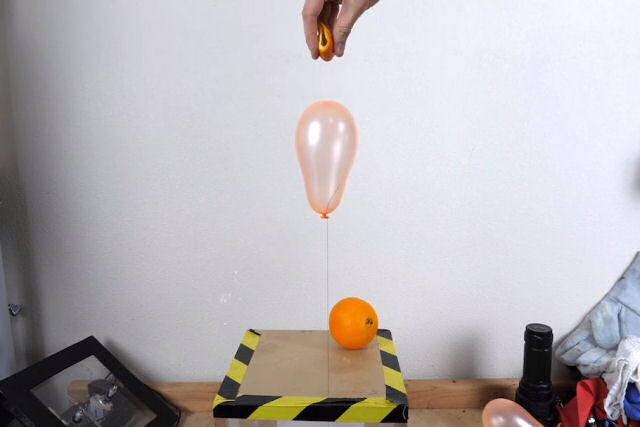 Por que as cascas de laranja fazem os balões estourarem?