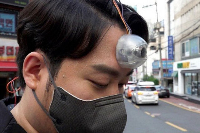 Inventor sul coreano cria um 'terceiro olho' como alerta para os zumbis de smartphones
