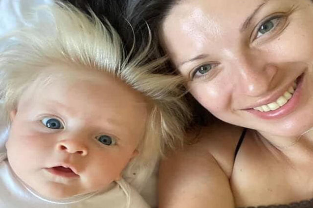 Bebê é comparado com Boris Johnson por sua farta cabeleira loira