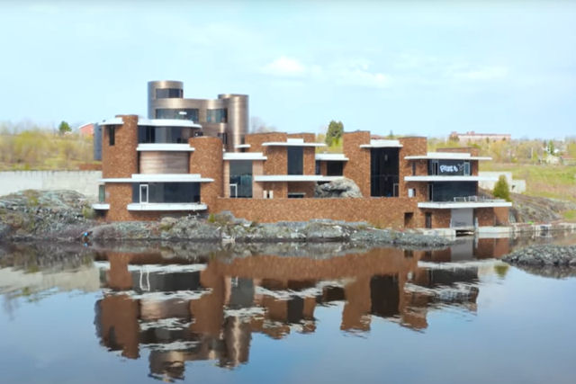 Um passeio em vídeo pela maior mansão do Canadá, um palácio moderno abandonado