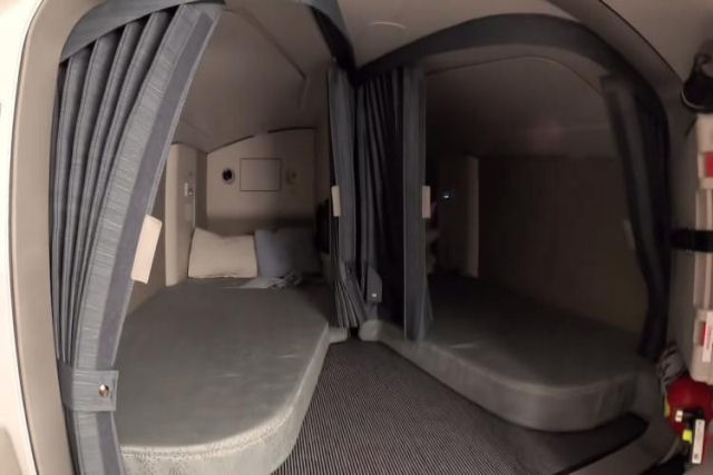 Uma olhada interna nos compartimentos 'secretos' de soneca e de eletrônicos da cabine de um Airbus 350