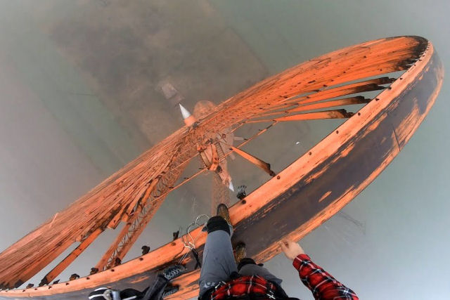 Temerário faz um Salto Base de 50 metros em uma turbina eólica abandonada na Polônia