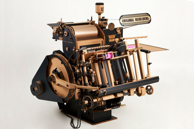 Réplica de papel recria a icônica impressora tipográfica Heidelberg em escala real