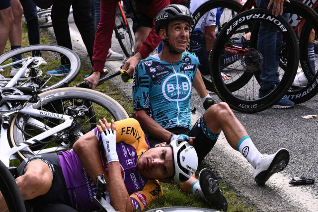 Tour da França vai processar a espectadora que causou a queda em massa dos ciclistas