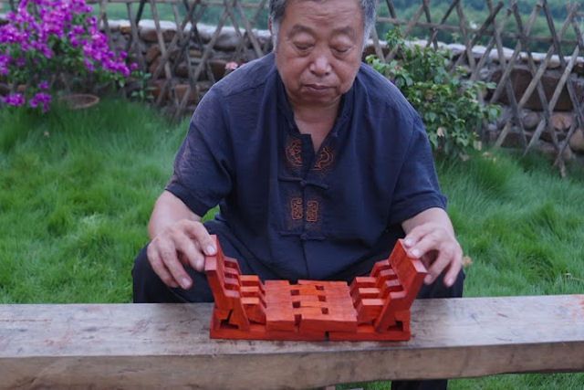 Vovô demonstra a arte da marcenaria e carpintaria chinesa