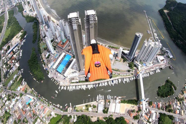 Temerário é estilingado da cobertura do prédio mais alto da América do Sul