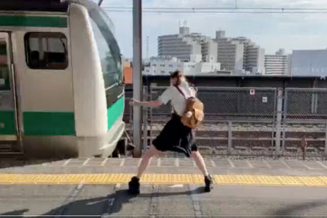 Ídolo japonesa se torna viral ao exibir 'superpoderes' em estação de trem