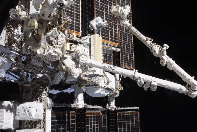 Astronautas da ISS instalam novos painéis solares em um espetacular time-lapse