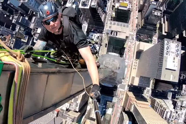 Escalador industrial grava imagens estonteantes de si mesmo escalando o pináculo do edifício Chrysler de Nova York