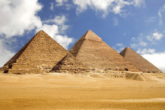 Vistas aéreas de Gizé apresentam a pirâmide de uma perspectiva bem incomum
