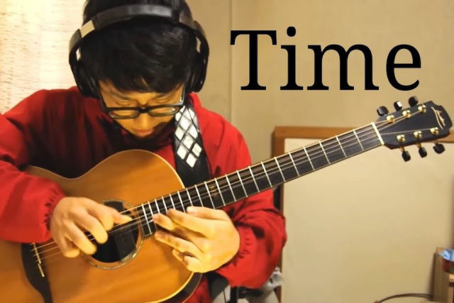 Um cover expressivo da clássica 'Time' do Pink Floyd tocada no violão