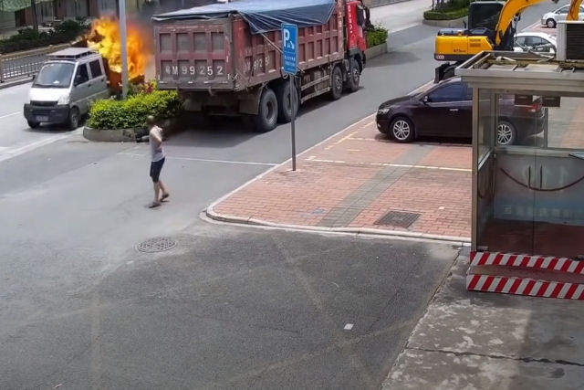 Motorista dirige caminhonete em chamas para o corpo de bombeiros na China