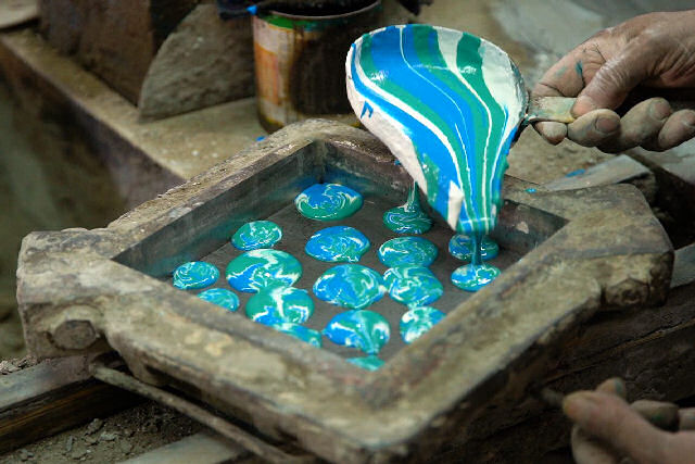 Egípcio mantém viva uma tradição de 200 anos de fabricação de azulejos
