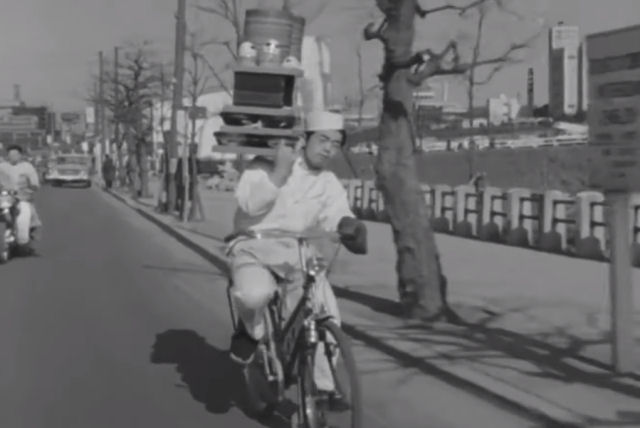 Ciclistas acrobáticos entregadores de macarrão do Japão, de meados do Séc. XX