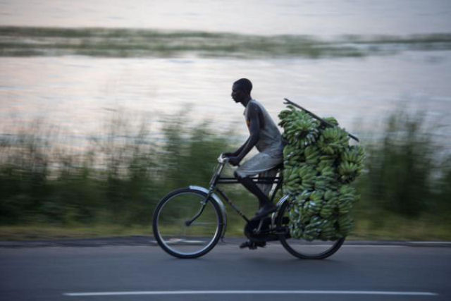 Os ciclistas que transportam quase tudo em Burundi arriscando sua vida no processo