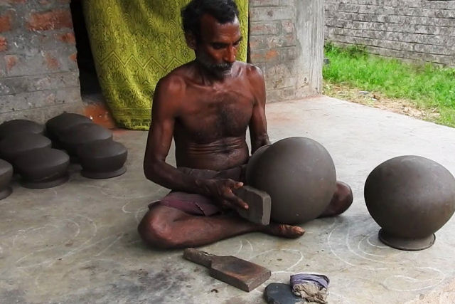 Este oleiro indiano faz potes e jarros de barro perfeitos com tecnologia obsoleta
