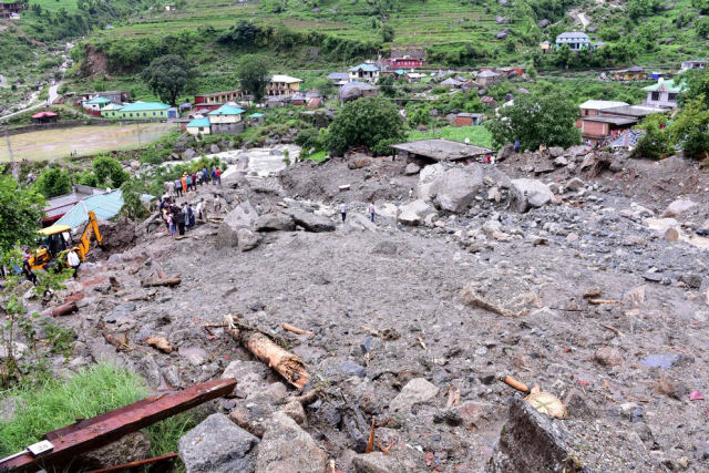 Deslizamento de rochas destrói uma ponte de pedestres na Índia: pelo menos 9 mortos
