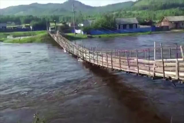 Motorista russo tenta cruzar ponte suspensa de maneira e termina tudo dentro do rio