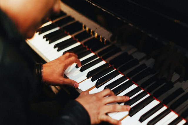 Comentarista qualifica pianista como 'medíocre', é desafiado e responde com uma versão perfeita