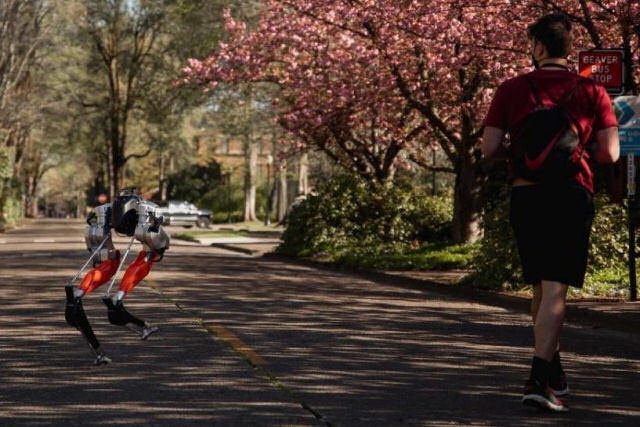 Robô bípede anda por 5 quilômetros pela primeira vez nos EUA