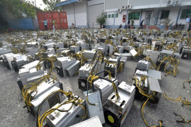 Polícia malaia esmaga 1069 estações de mineração de bitcoin com rolo compressor
