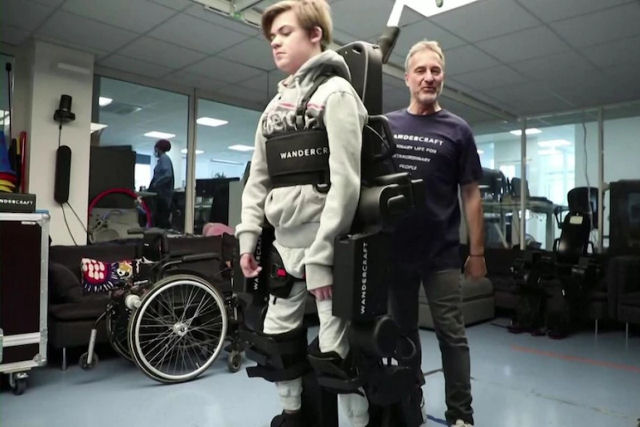 Francês cria exoesqueleto robótico para filho com paralisia poder andar