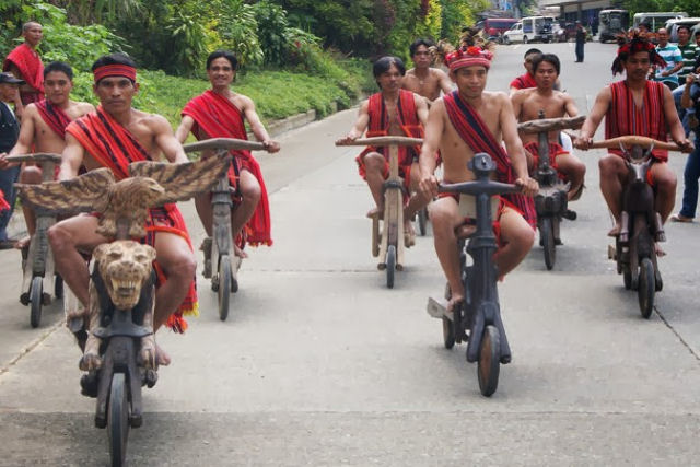 Uma tribo nas Filipinas esculpe 'scooters' incríveis em madeira
