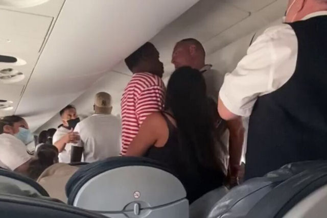 Dois passageiros trocam socos a bordo de um avião por um assento reclinado