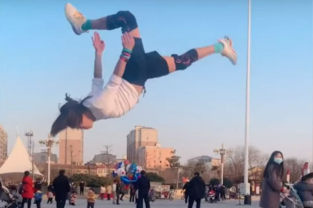 Jovem chinês se torna estrela da internet por suas impressionantes habilidades acrobáticas