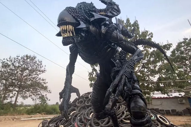 Uma escultura requintada de 'Alien King' feita com 200 pneus reciclados