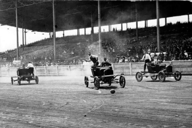 No início do século 20, algumas pessoas decidiram que era uma ótima ideia jogar polo com carros