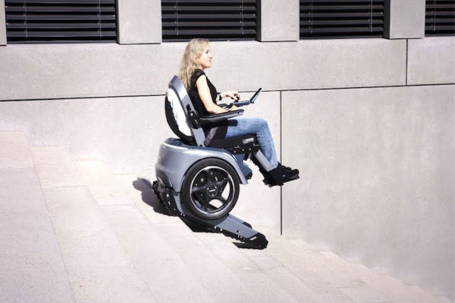Cadeira de rodas elétrica com equilíbrio automático pode subir escadas e elevar o assento