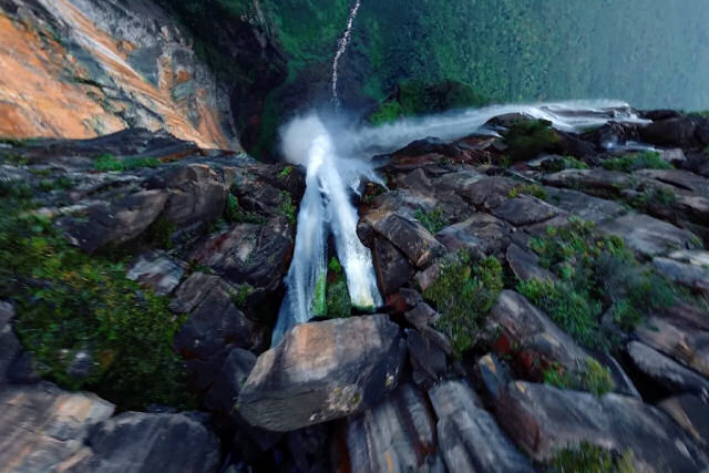 Imagens incríveis de drones FPV voando sobre Salto Ángel na Venezuela, a cachoeira mais alta do mundo