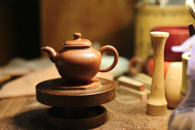 Artesãos criam bule de argila Yixing com método inventado faz mais de 500 anos