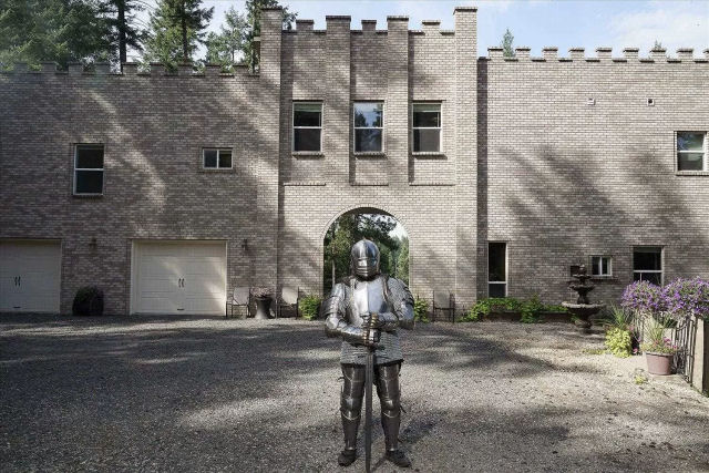 Faça uma visita guiada por uma armadura senciente a uma mansão à venda