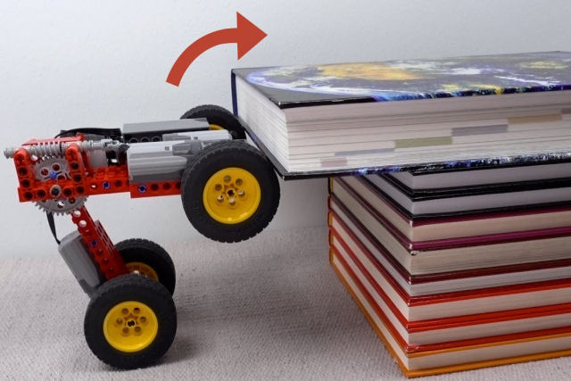 Um carrinho LEGO com controle remoto que pode escalar qualquer coisa