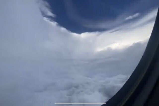 O momento que um avião atravessa o furacão Ida e entra no olho da tempestade