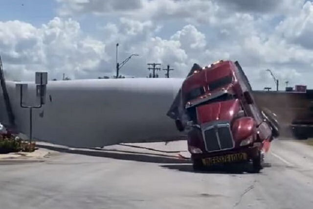 Trem arrasa uma gigantesca pá de aerogerador e o caminhão que a transportava