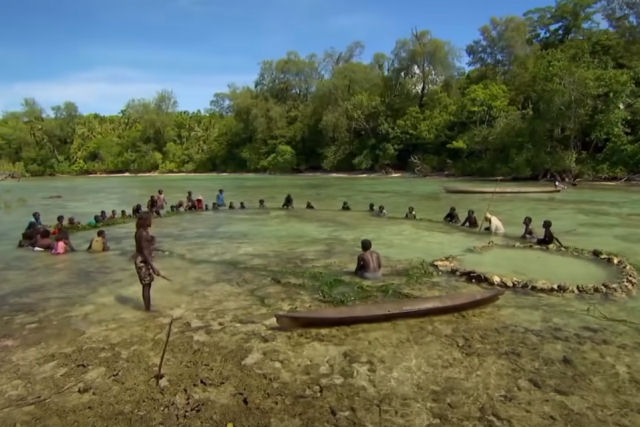 O método incrível de pesca de uma tribo das Ilhas Salomão