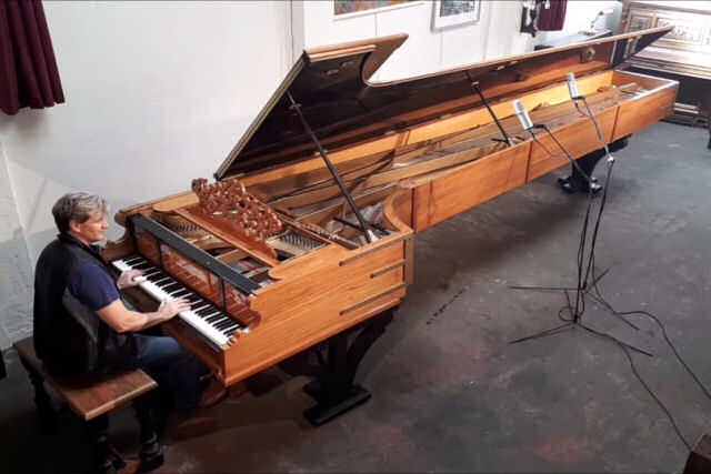 Músico executa um cover cativante de 'Maple Leaf Rag' no piano mais longo do mundo