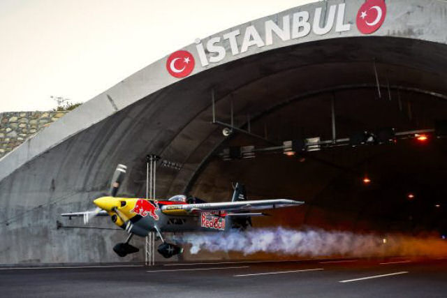 Piloto voa por dois túneis rodoviários, na Turquia